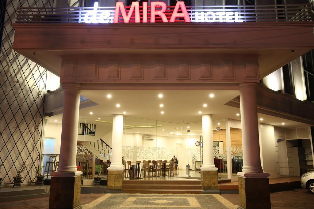 DeMira Hotel Surabaya Buitenkant foto