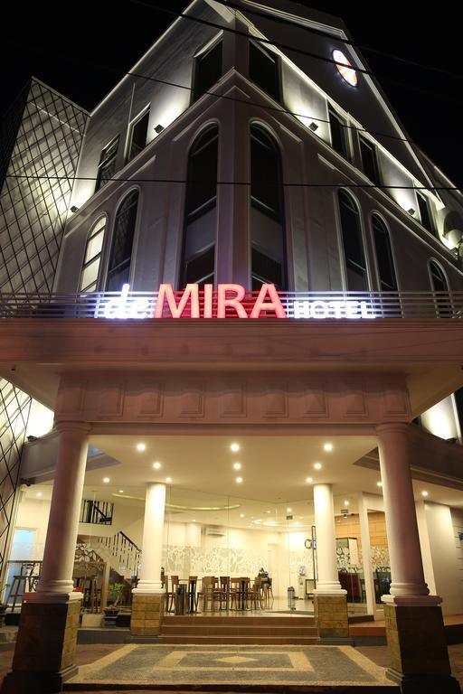 DeMira Hotel Surabaya Buitenkant foto